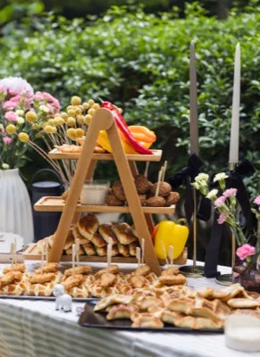 Table arrangement at corporate event